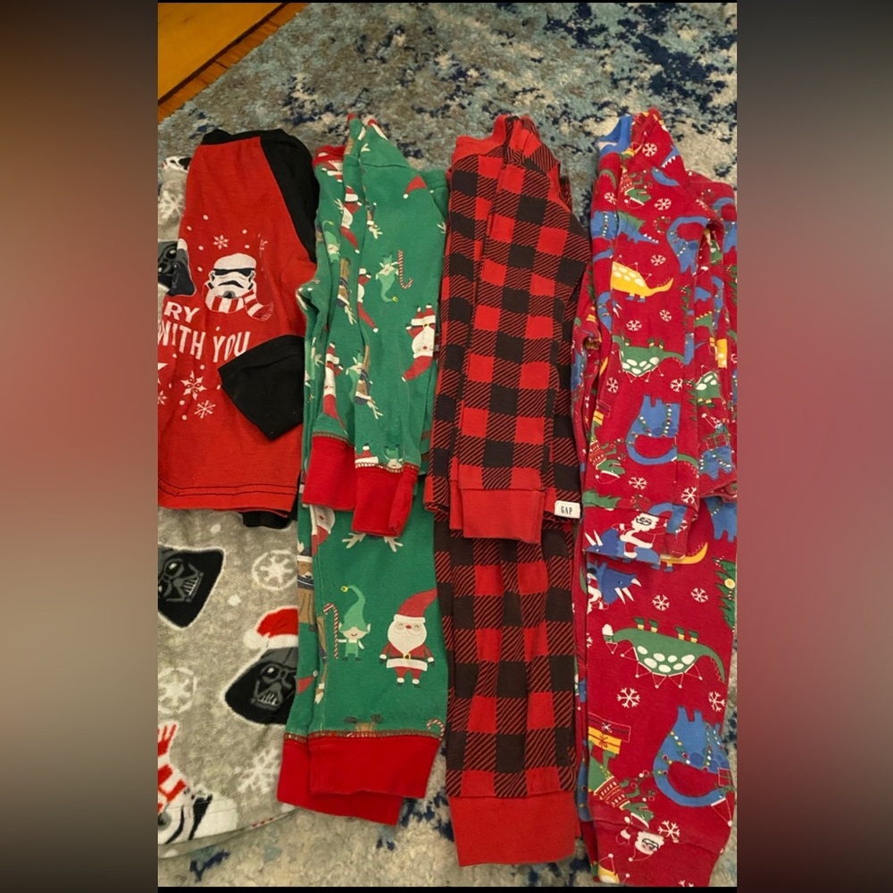 Lot of boys’ holiday pajamas Sz 4T